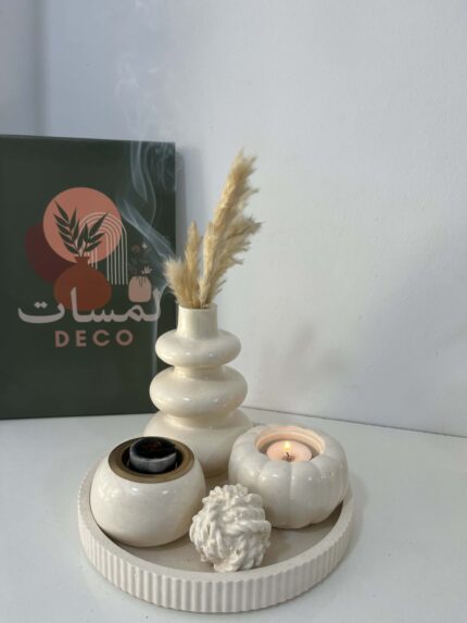 لمسة أناقة وهدوء لدارك 🤍 ب115الف 💸فقط 🔥 طقم ديكور بلون أبيض ناعم، بسيط وراقي يزين أي زاوية ويعطي جو دافئ ومريح ✨ مثالي للصالون، غرفة النوم أو طاولة القهوة ☕🕯️