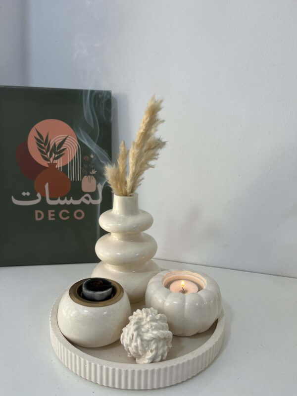 لمسة أناقة وهدوء لدارك 🤍 ب115الف 💸فقط 🔥 طقم ديكور بلون أبيض ناعم، بسيط وراقي يزين أي زاوية ويعطي جو دافئ ومريح ✨ مثالي للصالون، غرفة النوم أو طاولة القهوة ☕🕯️