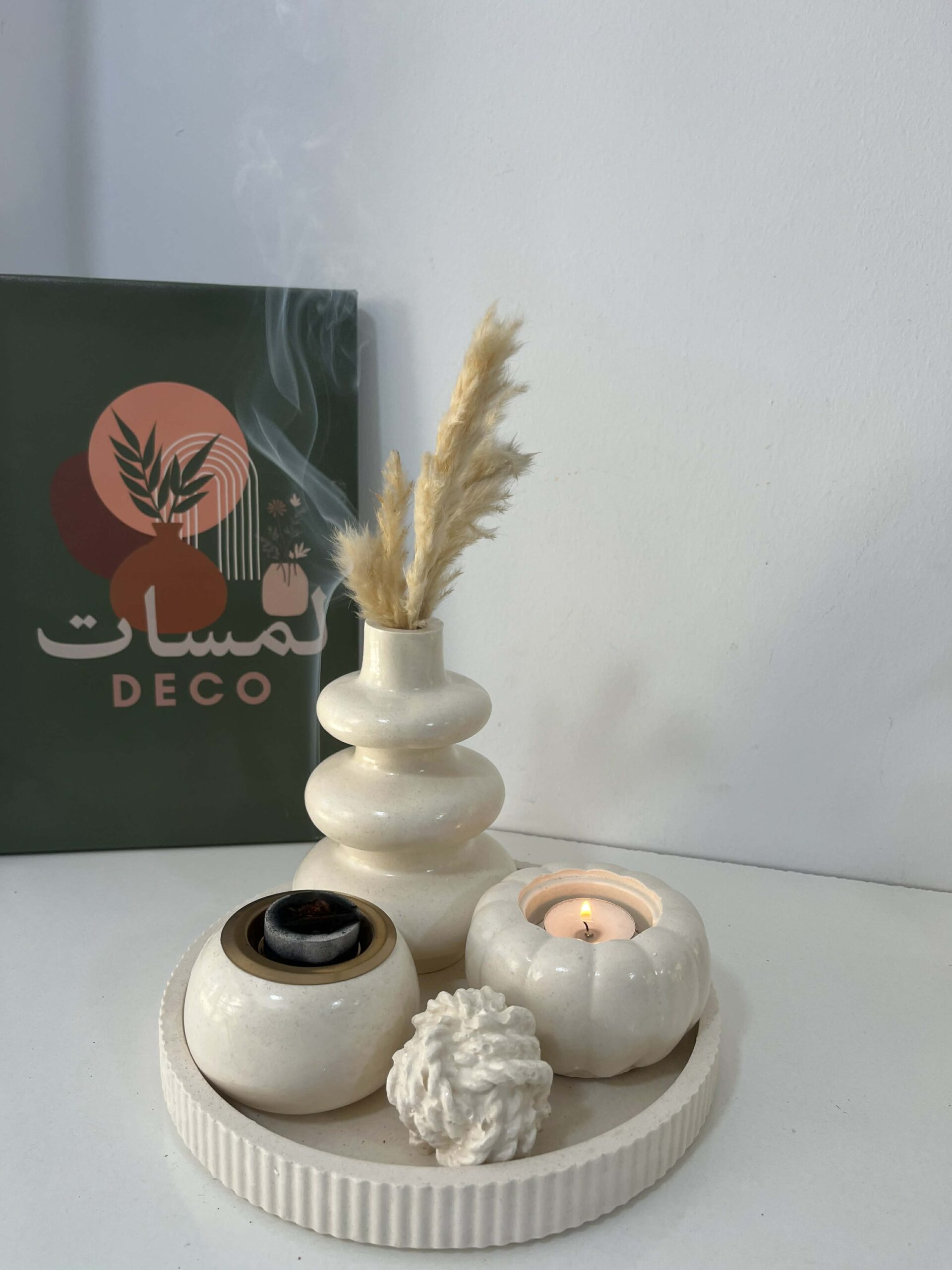 لمسة أناقة وهدوء لدارك 🤍 ب115الف 💸فقط 🔥 طقم ديكور بلون أبيض ناعم، بسيط وراقي يزين أي زاوية ويعطي جو دافئ ومريح ✨ مثالي للصالون، غرفة النوم أو طاولة القهوة ☕🕯️